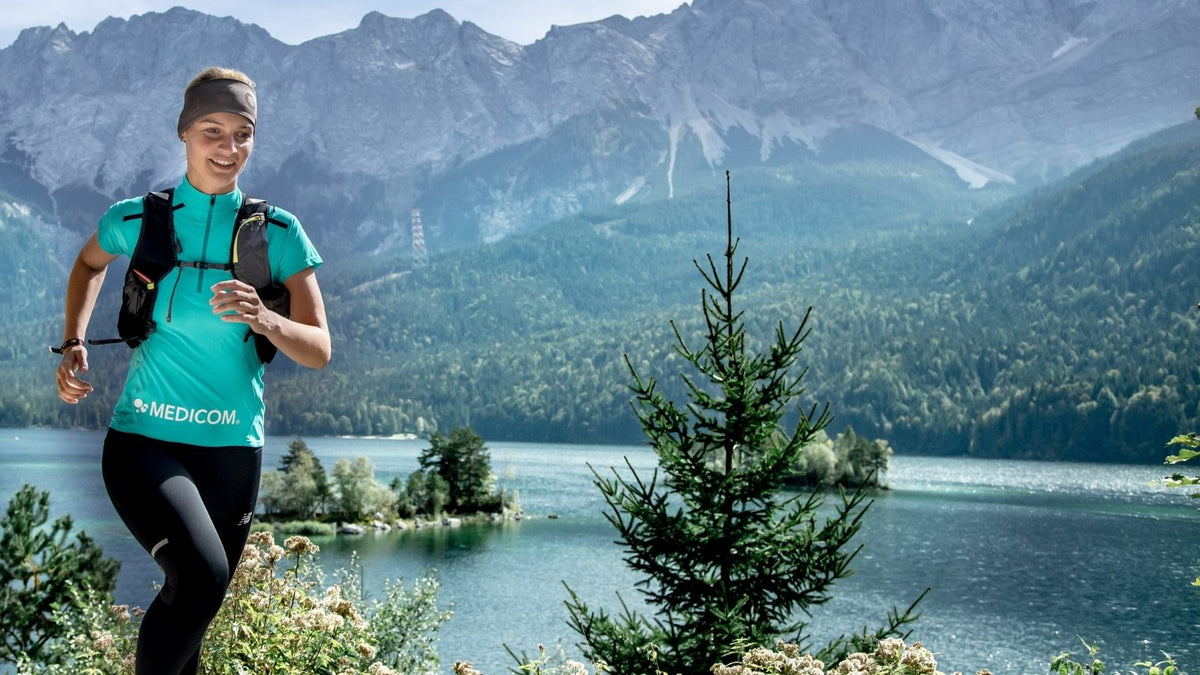 Sandro Mastropietro läuft vor Bergsee mit Medicom T-Shirt