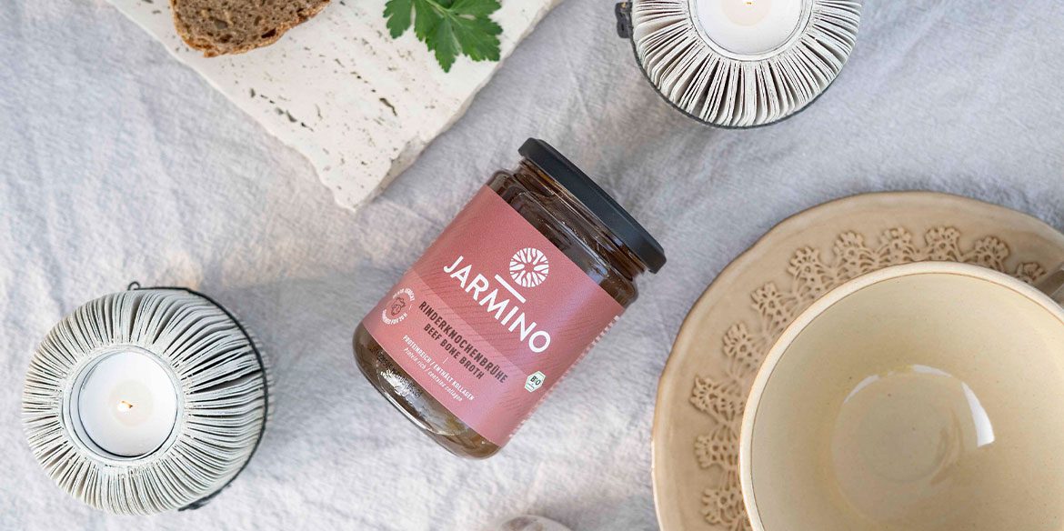 Ein Produkt von Jarmino. mit Porzellanschüsseln.