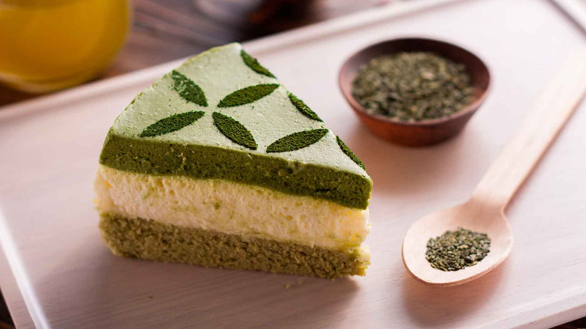 Matcha-Kuchen mit einem Holzlöffel und einer Schüssel mit Matcha
"Matcha. Das Kochbuch".