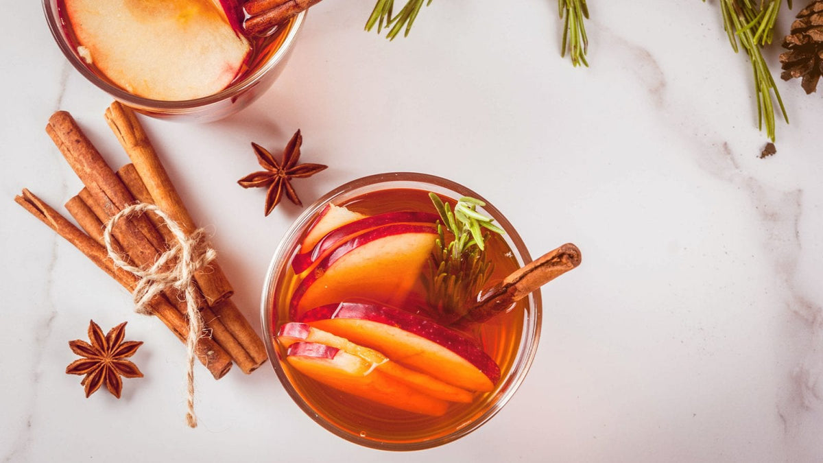 Ein Weihnachtspunsch mit Obst und Anissternen und Zimtstangen .