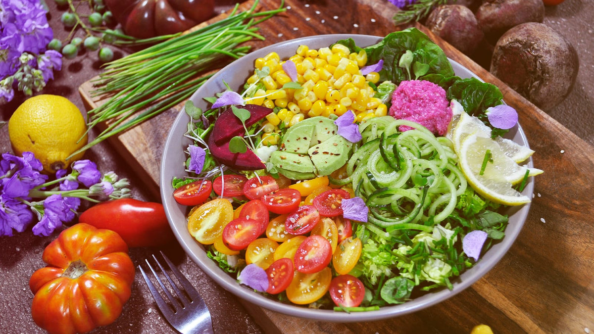 Hübsch präsentiert: Säurebildende Lebensmittel, Salatteller mit Gemüse, Tomaten, Zitronen etc.