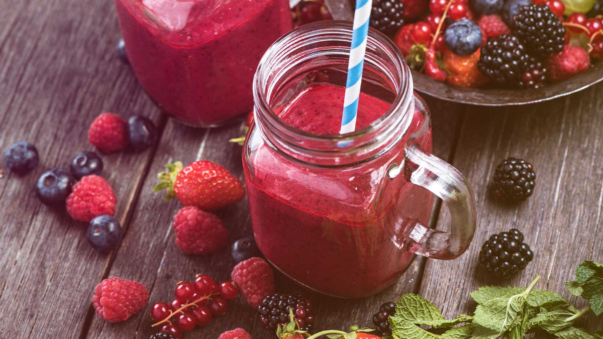 Schön angerichteter Smoothie mit Himbeeren, Brombeeren und Heidelbeeren