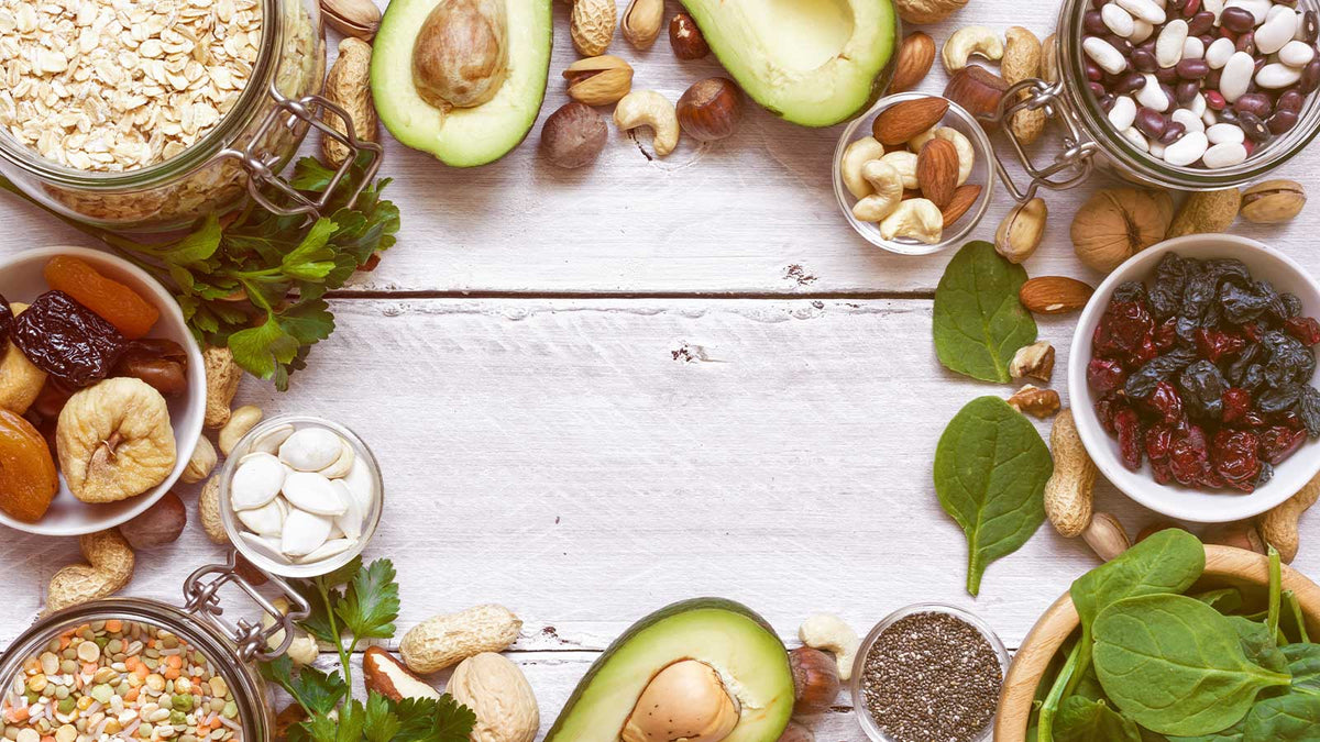 Aufnahme von Lebensmitteln, die Magnesium enthalten etwas Nüsse, Trockenrosinen, Avocado, Haferflocken, Chiasamen etc.