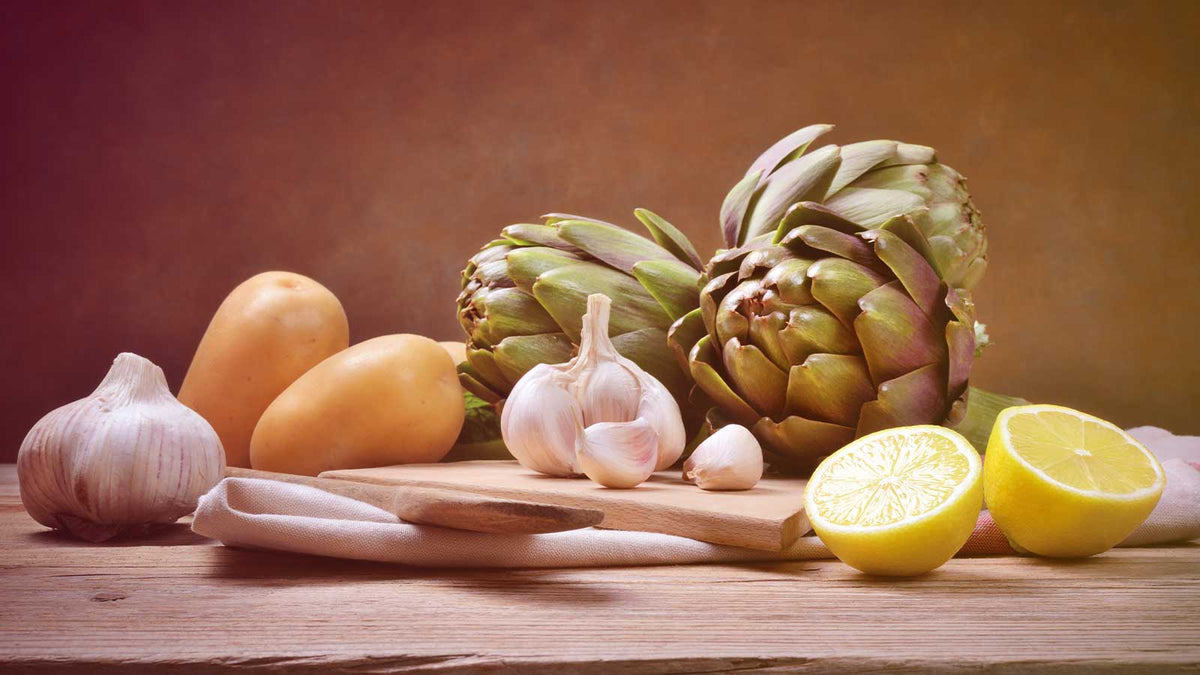 Die Zutaten für einen Sommersalat: Artischocken, Kartoffeln, Knoblauch, Zitronen etc.