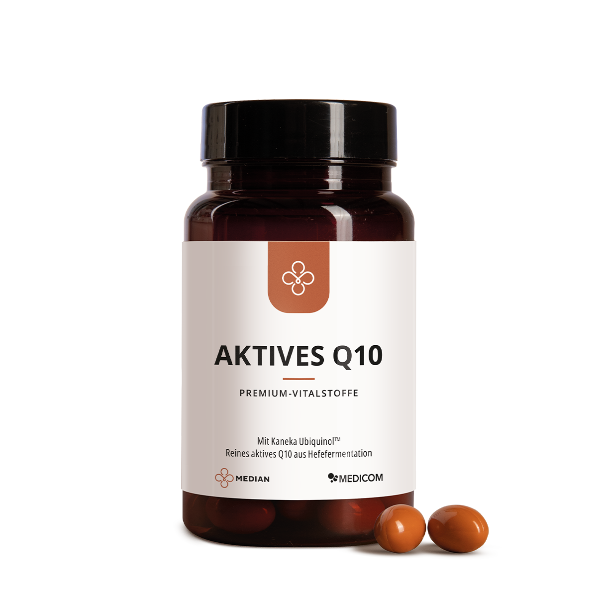 Eine braune Flasche mit der Aufschrift "Median Aktives Q10" von Medicom, die hochwertiges Kaneka Ubiquinol enthält, wird mit drei braunen Kapseln daneben auf einem weißen Hintergrund gezeigt.