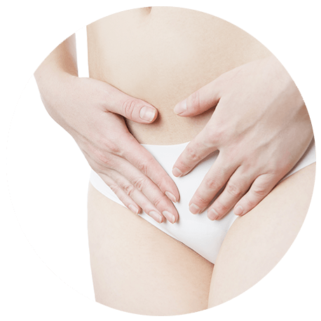 Eine Frau hält sich die Hände an den Unterleib