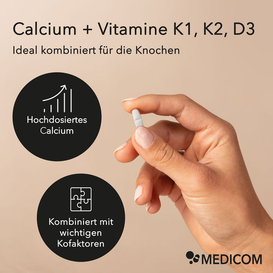 Eine Frauenhand hält eine Tablette von Calcium Tabletten 600 mg von Medicom in den Fingern. Produktinformationen: hochdosiertes Calcium und kombiniert mit wichtigen Kofaktoren