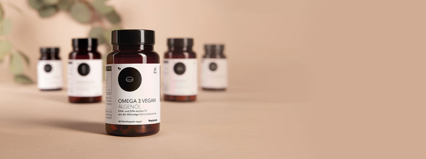 Bild der Medicom-Dosen mit Omega 3 Vegan Algenöl im Vordergrund