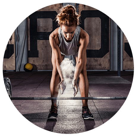 Eine Frau hebt ein Gewicht