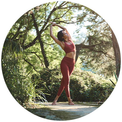 Eine Frau in Yogakleidung macht eine Dehnübung