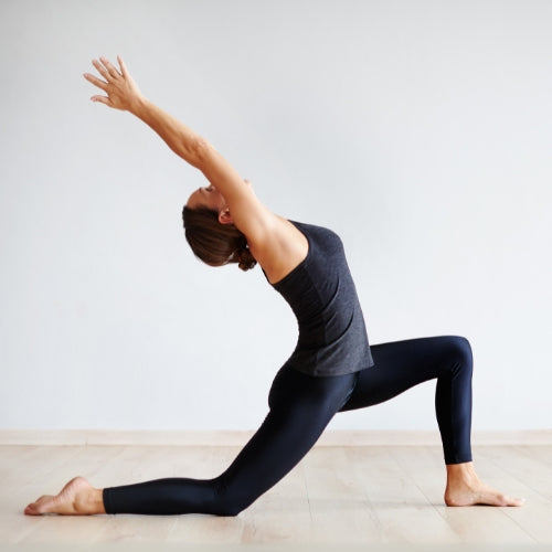 Eine Frau macht eine Yogabewegung