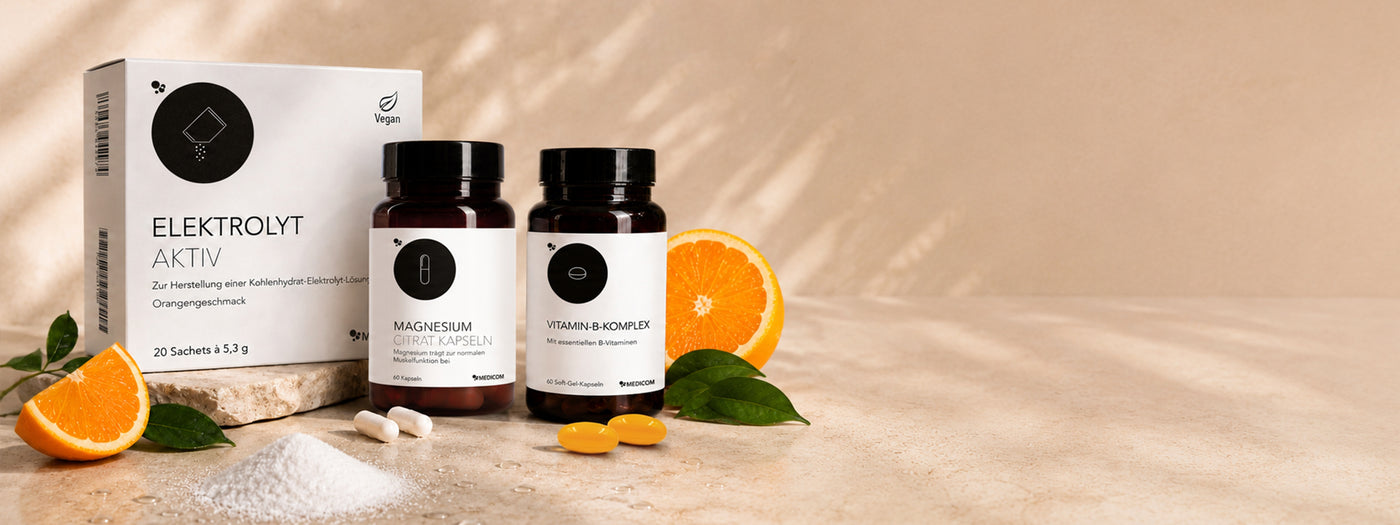 3 Produkte, ein Begleitset: Das GLP-1 Begleitset Hydration & Schwindel mit Elektrolyt Aktiv, Magnesium Citrat Kapseln und Vitamin-B-Komplex und Orangenstücke links bis mittig im Bild