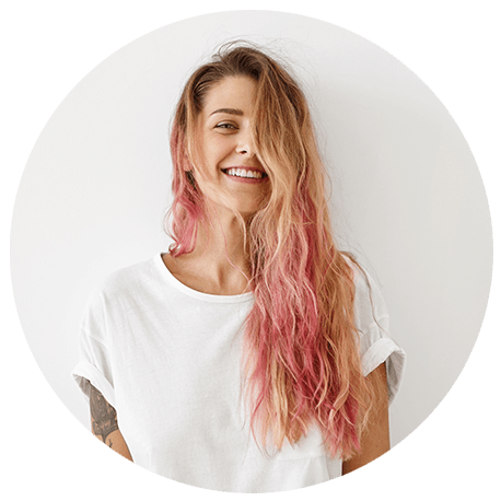 Eine junge Frau lächelt in die Kamera