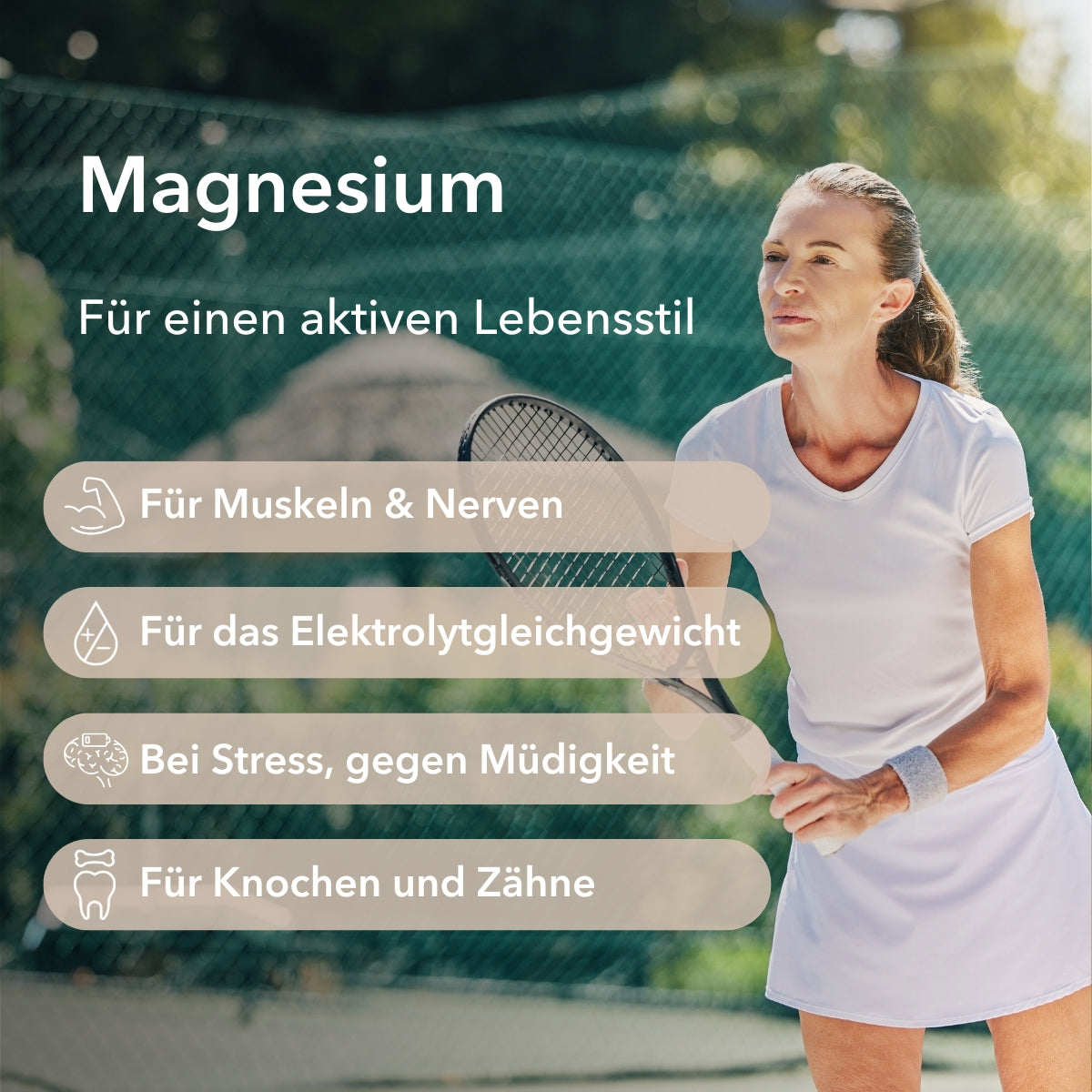 Eine Frau im mittleren Alter spielt Tennis (rechts im Bild). Produktinformationen zu Magnesium Direkt Sticks 400 mg von Medicom mit vier Anwendungsgebieten zu Magnesium: für einen aktiven Lebensstil, für Muskeln & Nerven, für das Elektrolytgleichgewicht, bei Stress, gegen Müdigkeit, für Knochen und Zähne