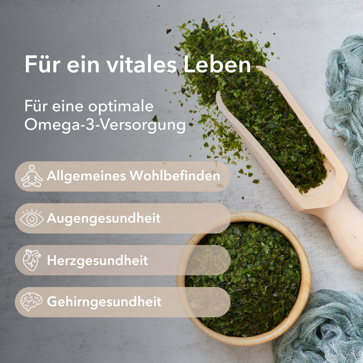 Auf grauem Hintergrund sind eine hölzerne Schöpfkelle und eine mit getrockneten Grünalgen gefüllte Schüssel zu sehen, begleitet von einem deutschen Text, der die Vorteile von Omega-3 aus dem „Omega 3 Vegan Algenöl“ von Medicom hervorhebt.