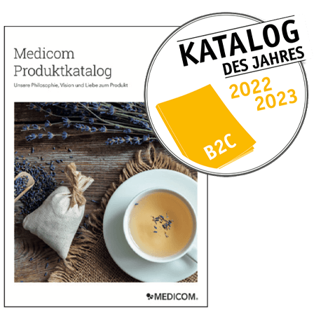 Umschlag eines Medicom-Produktkatalogs mit Lavendel, einem Sack aus Sackleinen und Tee; Aufkleber mit der Aufschrift Katalog des Jahres 2022/2023 B2C.