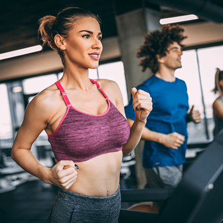 Eine junge Frau und ein junger Mann im Fitnessstudio beim Training