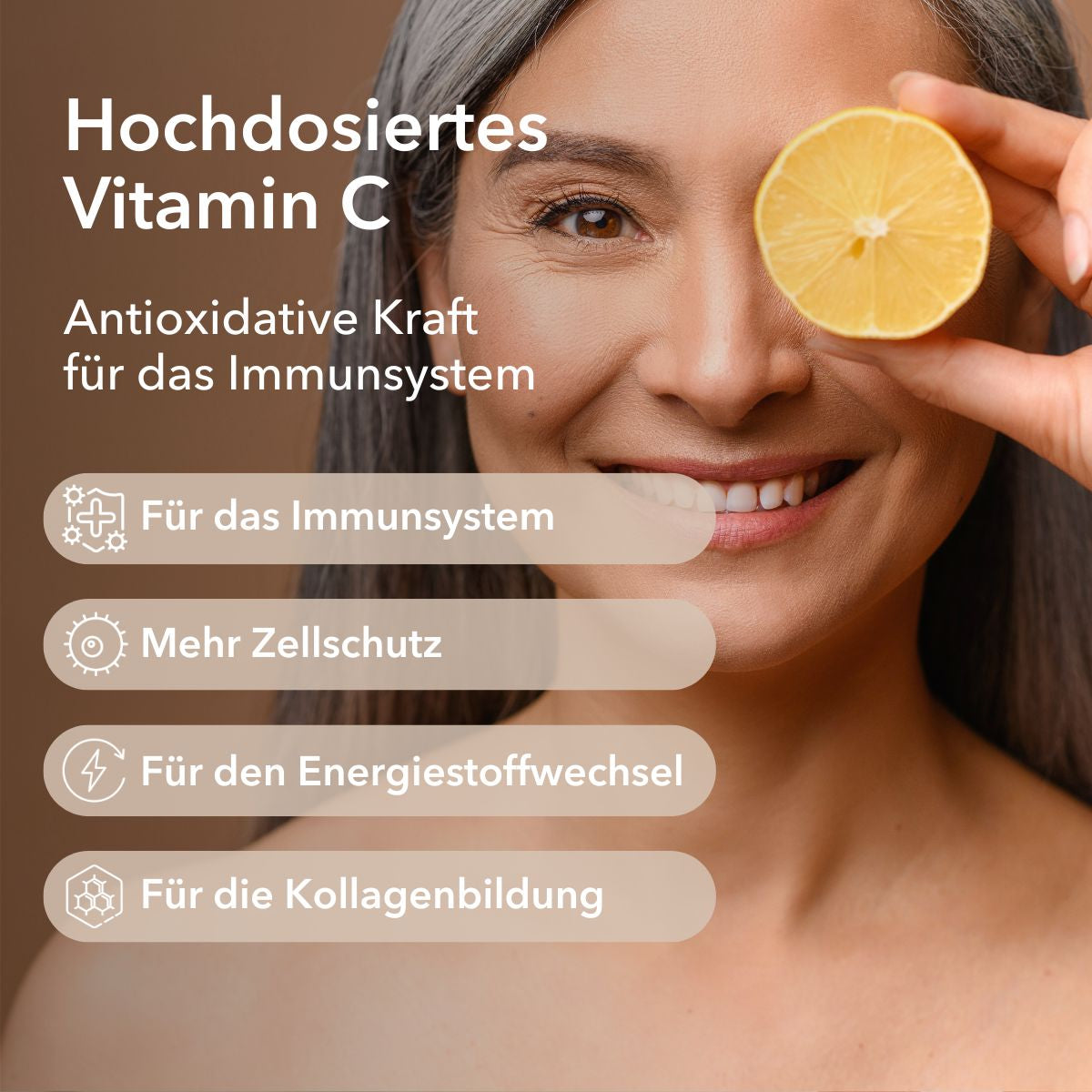 Eine Frau hält eine halbe Zitronenhälfte in der Hand plus Produktinformationen zu Vitamin C Shot 1.000 mg