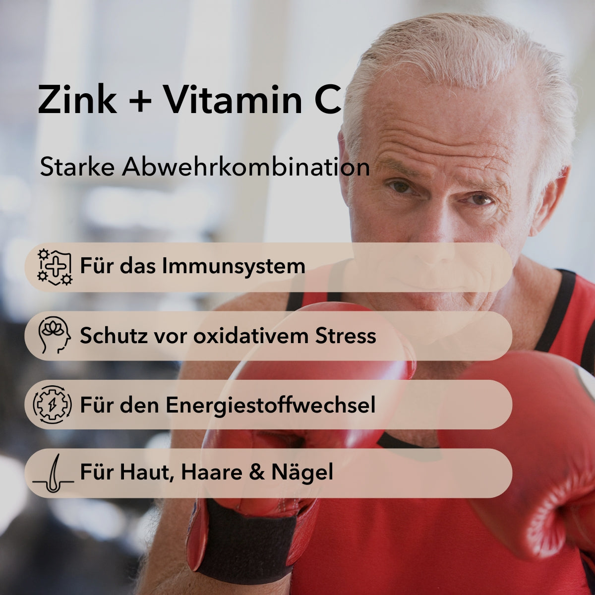 Produktinformationen zu Zink plus Vitamin C Tabletten mit vier Anwendungsgebieten:
FĂŒr das Immunsystem, Schutz vor oxidativem Stress, FĂŒr den Energiestoffwechsel und fĂŒr Haut, Haare und NĂ€gel. Im Hintergrund ein Ă€lterer Mann mit Boxhandschuhen