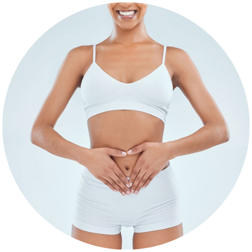 Gesunde Frau hält sich Hände über den Bauch