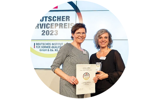 Geschäftsführerin von Medicom Ana Lorena Gómez und Sonja Lewecke von der Wissenschaftsabteilung bei Medicom bei der Preisverleihung des Deutschen Servicepreises 2023 in Berlin