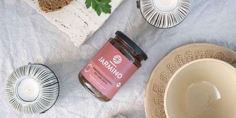 Ein Produkt von Jarmino. mit Porzellanschüsseln.