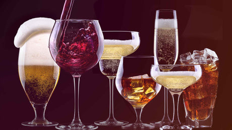 7 Gläser mit verschiedenen alkoholhaltigen Getränken gefüllt: Bier, Rotwein, Sekt etc.