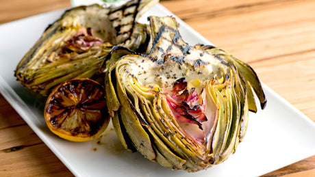 Zwei gegrillte Artischockenhälften