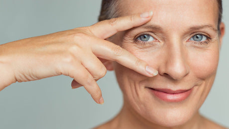 Nahaufnahme eines Frauengesichtes mit Schwerpunkt auf die ihre blauen Augen