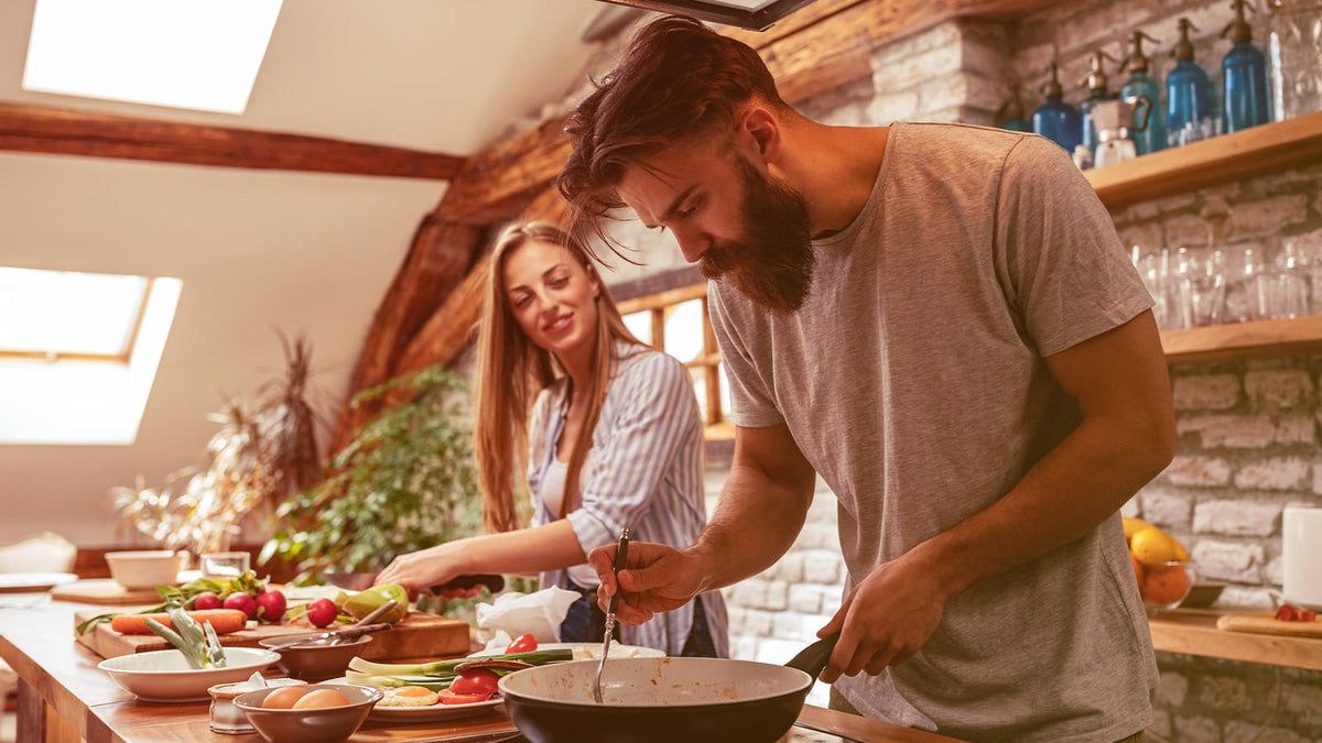Ein junges Paar kocht gesundes Essen in der Küche