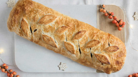 Ansicht von oben eines gefüllten Blätterteigs mit aufgesetzten Blättern aus Blätterteig, als Dekoration  weiße Weihnachtsterne mit kleinen Löchern
