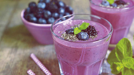 2 Gläser mit Blaubeer-Chia-Smoothie, 1 Schlüssel mit Blaubeeren im Hintergrund