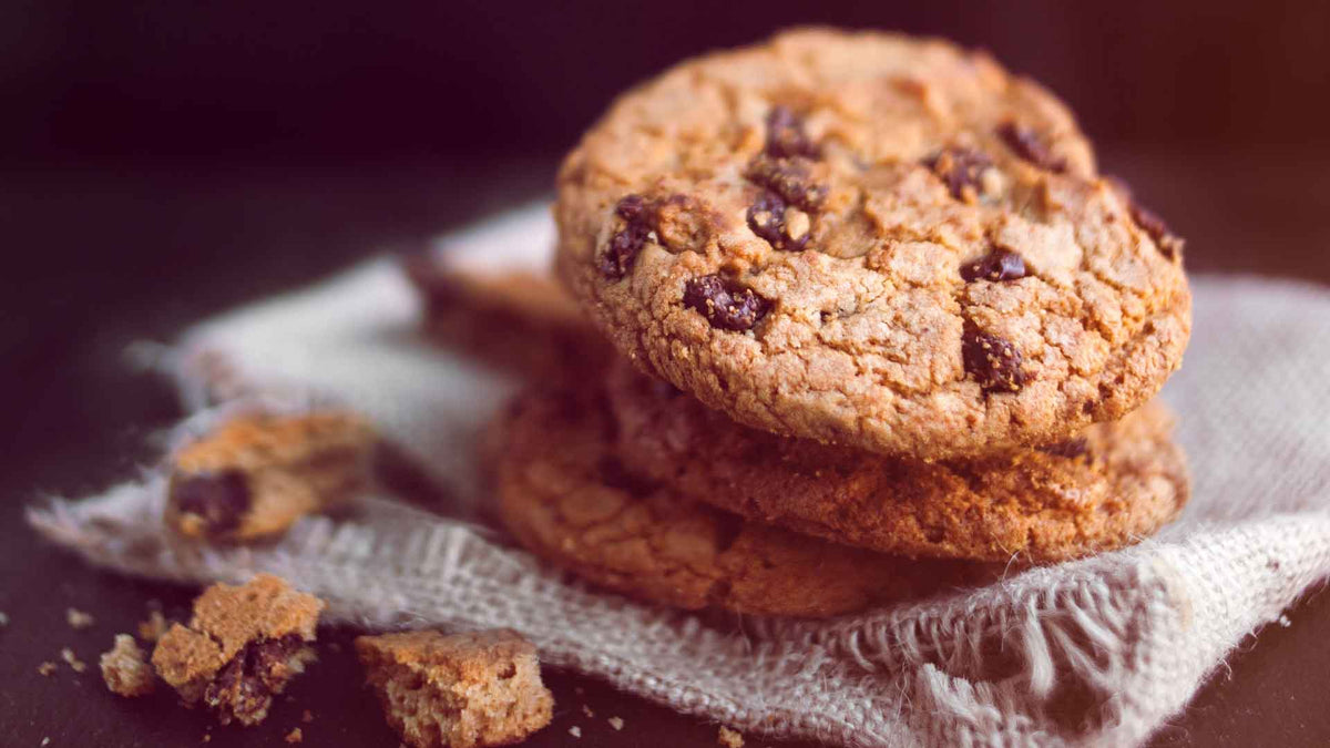 Drei Schokoladen-Protein-Kekse auf einer Juteunterlage