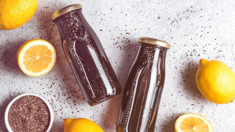 Zwei Smoothies mit Aktivkohle