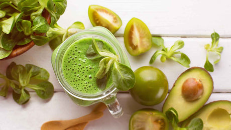 Aufnahme von oben. Grüner Smoothie mit Avocado.