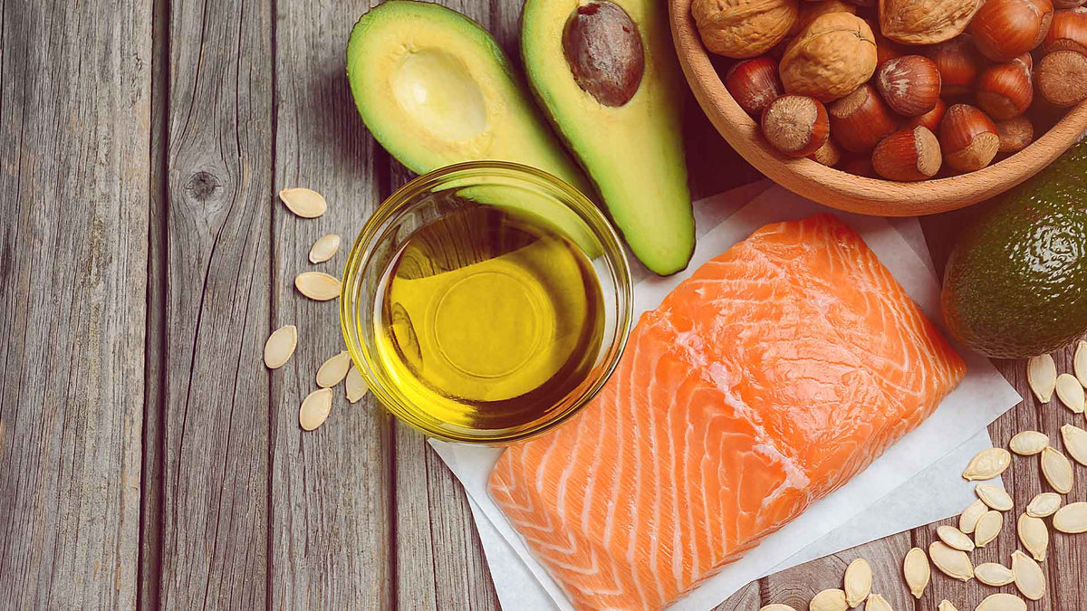 Roher Lachs, Avocado, Öl und Nüsse sollten für Deine Schönheit auf dem Speiseplan vorkommen.
