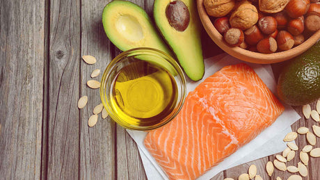 Roher Lachs, Avocado, Öl und Nüsse sollten für Deine Schönheit auf dem Speiseplan vorkommen.