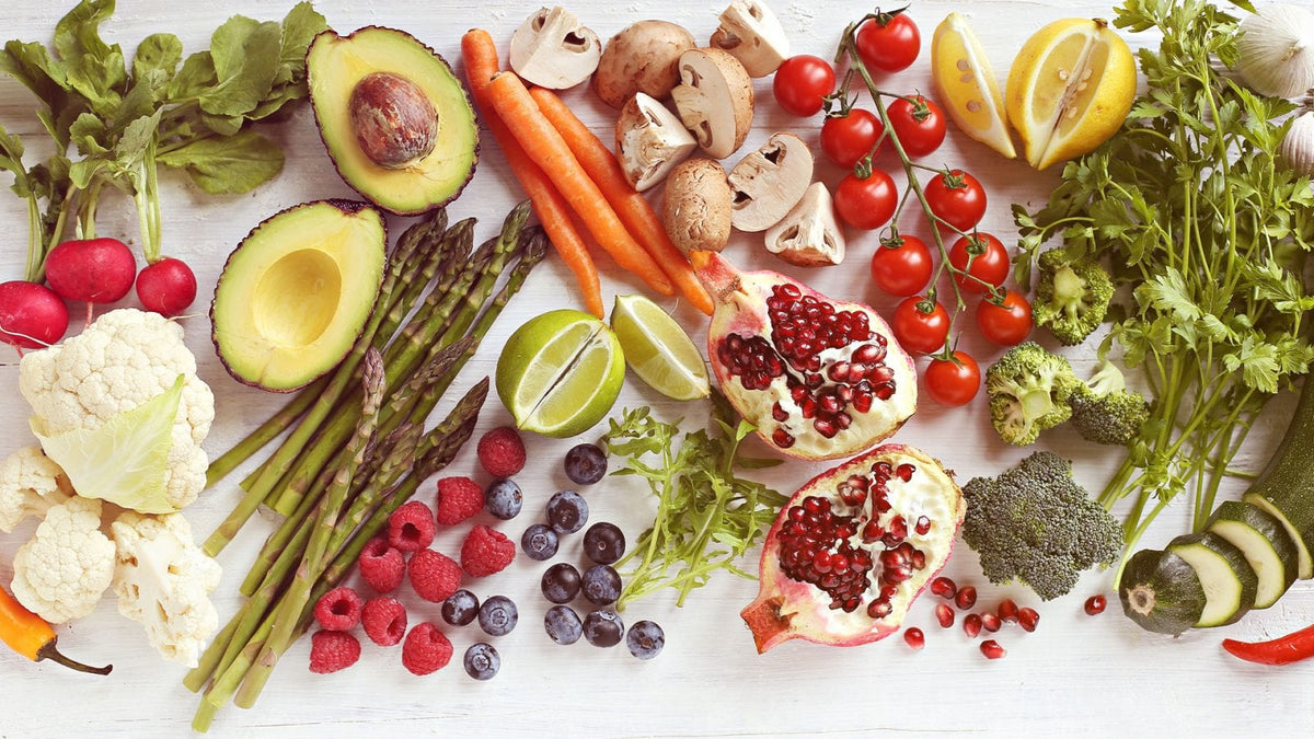 Frisches Obst und Gemüse schön präsentiert