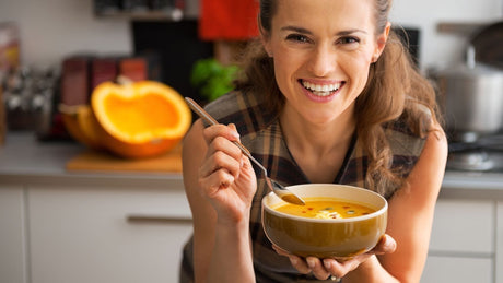 Eine junge Frau ist eine Suppe