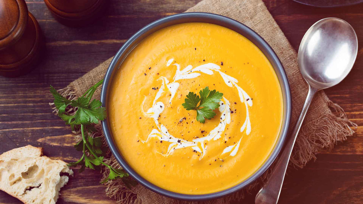 Eine Schüssel mit Kürbissuppe und Koriander als Dekoration