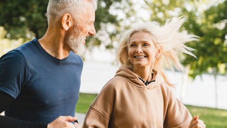Ein Paar mittleren Alters beim Joggen im Grünen