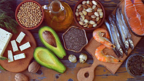 Verschiedene Lebensmittel, die Omega 3 enthalten wie Lachs, Chiasamen etc.