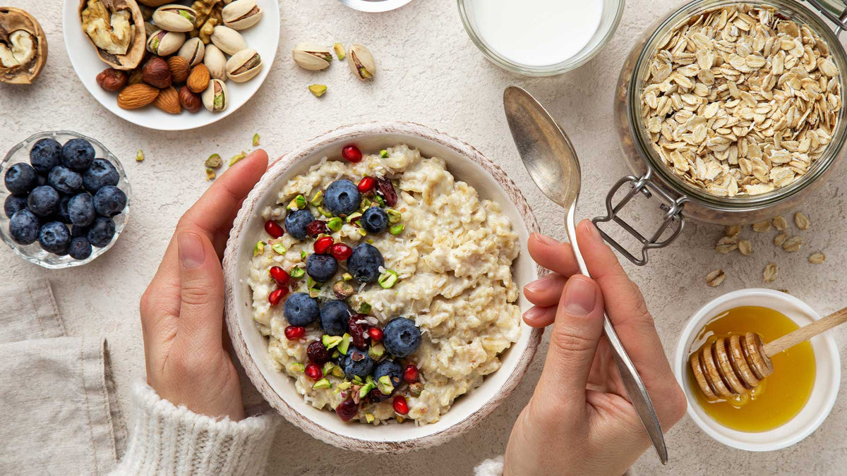 Haferflockenporridge mit Blaubeeren, Granatapfel und Pistazien