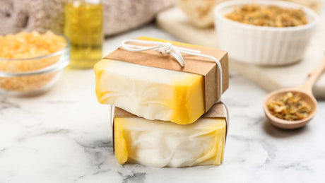 Zwei selbstgemachte Propolis-Handcreme-Bars verpackt mit Kartonpapier und mit Schleife zugeschnürt