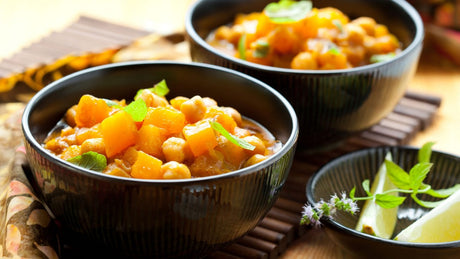 2 Schüsseln mit Currygerichten