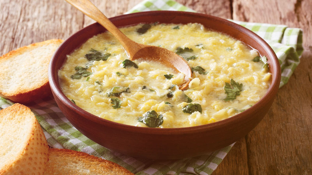Ein Suppenteller aus Ton mit römischer Ei-Suppe.