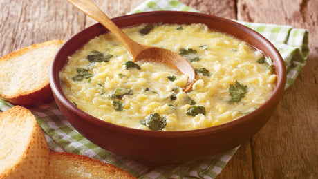 Ein Suppenteller aus Ton mit römischer Ei-Suppe.