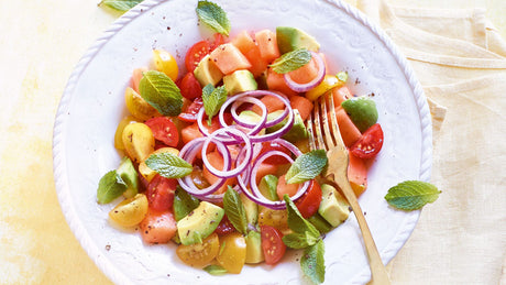Nahaufnahme von einem Sommersalat mit Avocado, Cherry-Tomaten und Melone