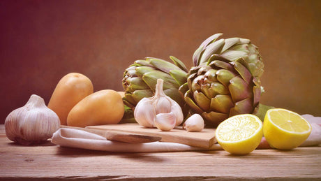 Die Zutaten für einen Sommersalat: Artischocken, Kartoffeln, Knoblauch, Zitronen etc.