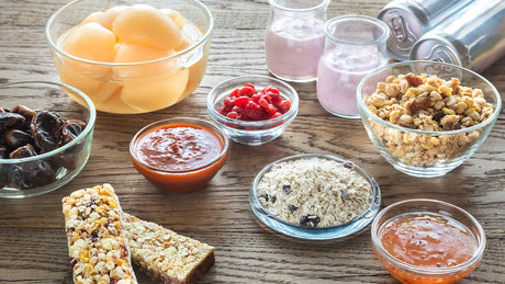 Feigen, Müsliriegel, Obst aus der Konserve, Konfitüre, Fruchtjoghurt
